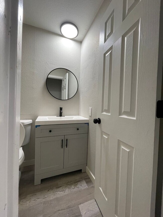 Building Photo - Apartment Centrally Located !!! Don't Miss...