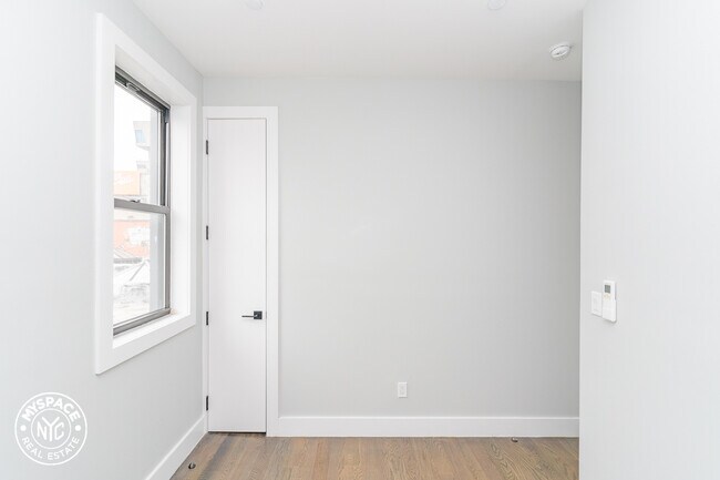 Building Photo - 644 Lorimer St