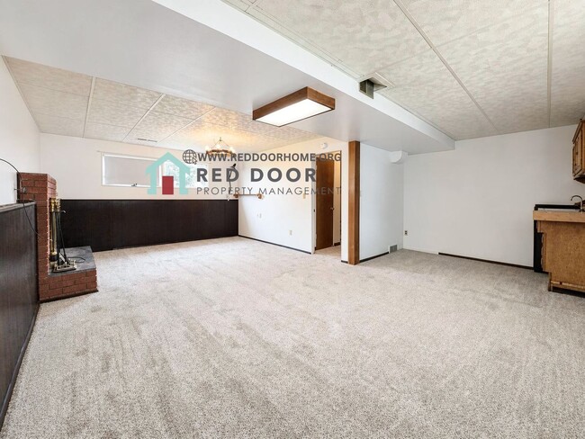 Building Photo - 901 E Fiesta