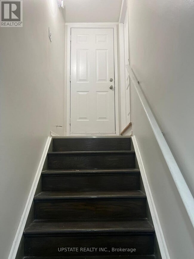 Building Photo - 35 Cobblehill Crescent