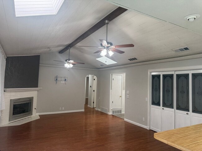 Foto del edificio - Lovely Crowley Home For Lease