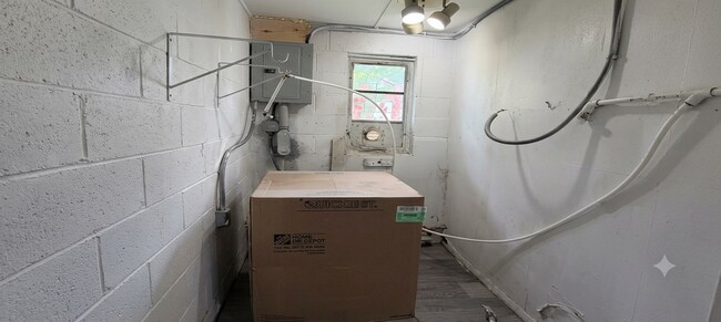 Foto del edificio - 305 W 7th St