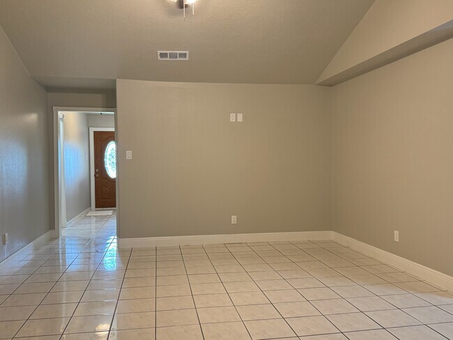 Building Photo - 3114 Kleinmann Ave