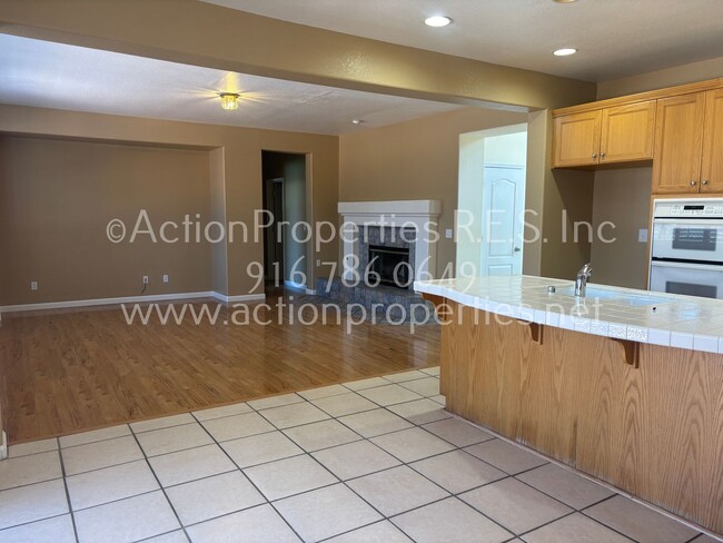 Foto del edificio - Beautiful West Roseville Home 5 bed 3 bath...