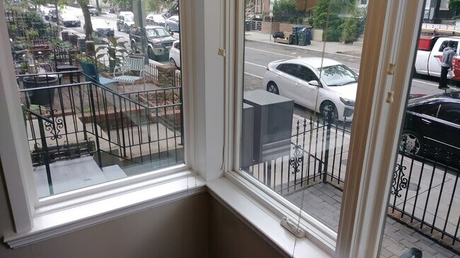 Gran vista llena de luz desde el espacio extensible en la gran sala - 1425 5th St NW