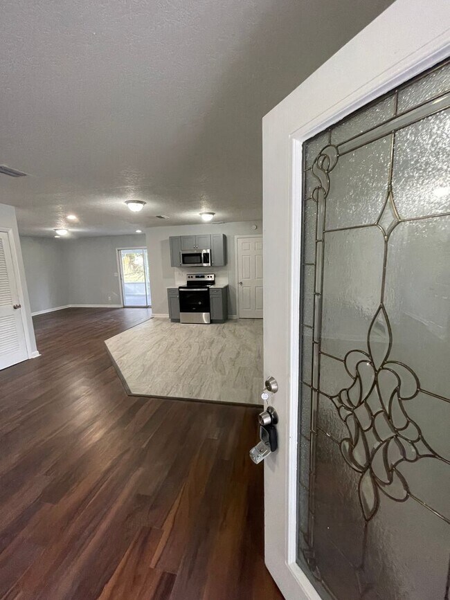 Building Photo - 4/2 Single Family home available now!