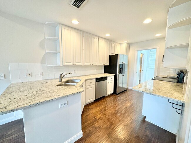 Foto del edificio - ** THE COVE ** 3 BED / 2.5 BATH - TOWNHOME...