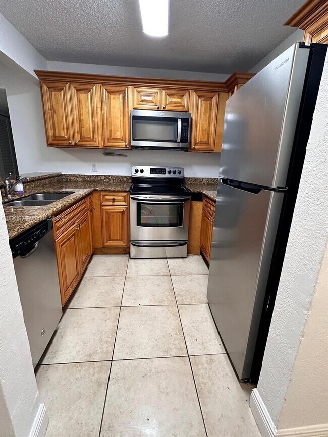 Building Photo - 1562 Lake Crystal Dr