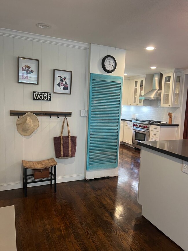 Foto del edificio - Privately Gated, Cool, Spacious Home, Tuck...