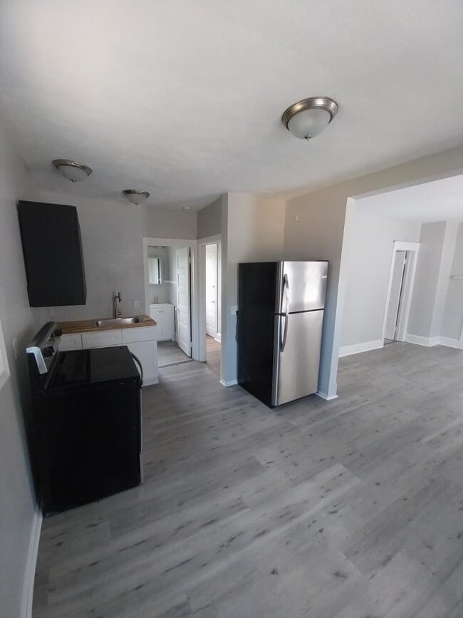 Building Photo - 1285 W 91st St