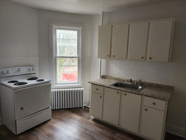 Building Photo - 115 W 23rd St