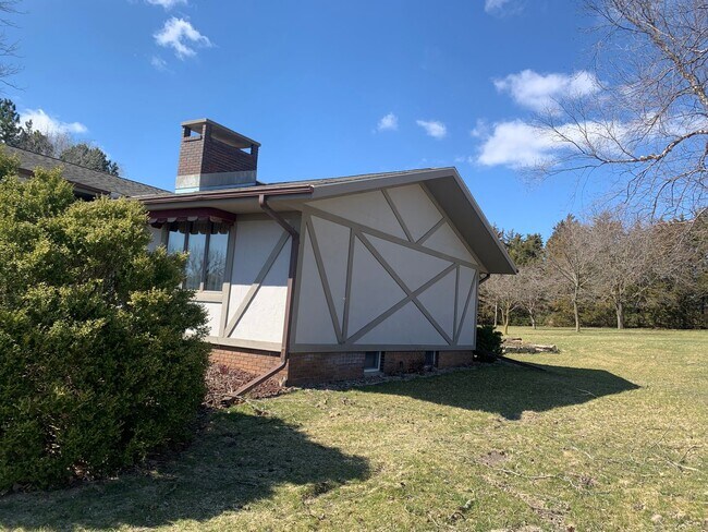 Building Photo - Looking for country living? Check out this...