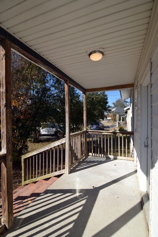 Building Photo - Updated 3 Bed/2 Bath House - SECTION 8 OK