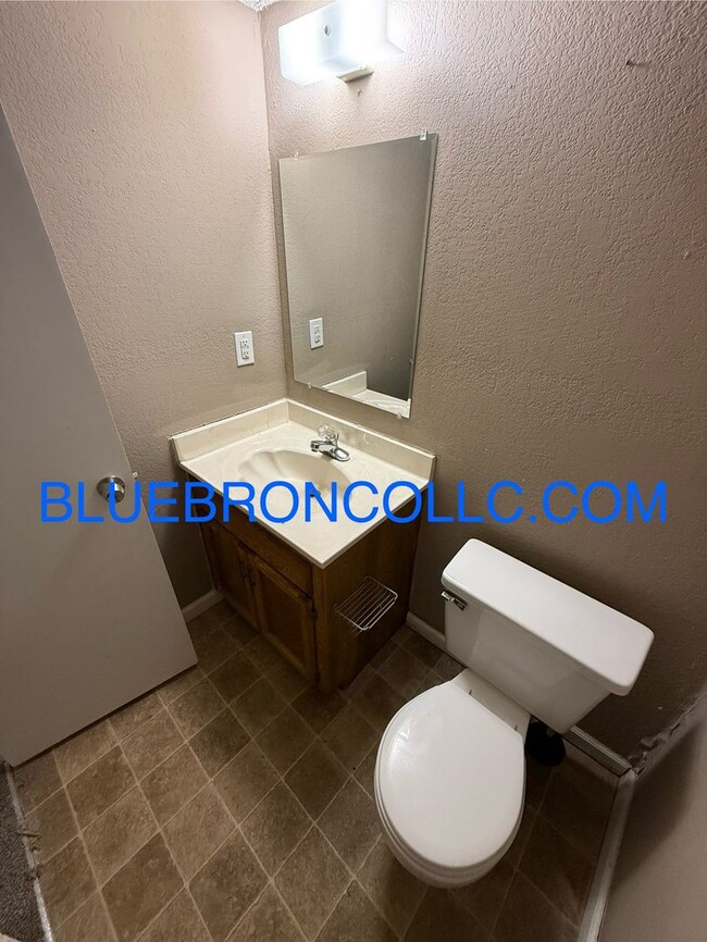 Building Photo - 2 bedroom 1.5 bath with attached garage, G...