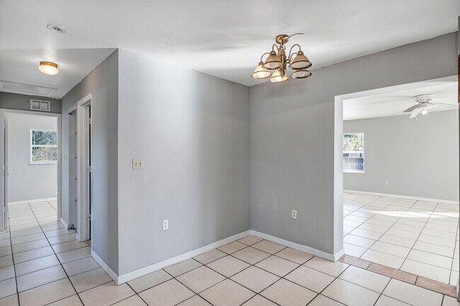 Building Photo - 3-Bedroom Home with Spacious Living Area, Garage & Fenced Yard – Orlando