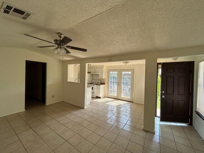 Building Photo - 3 Bed/1 Bath Near Tinker AFB!