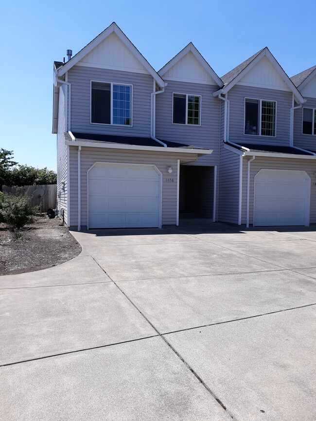 Building Photo - 1458 Falcon Loop