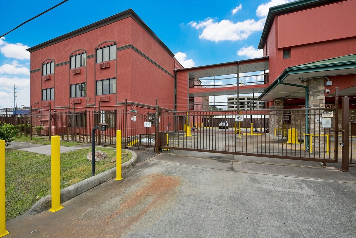 Primary Photo - 1025 Swanson St