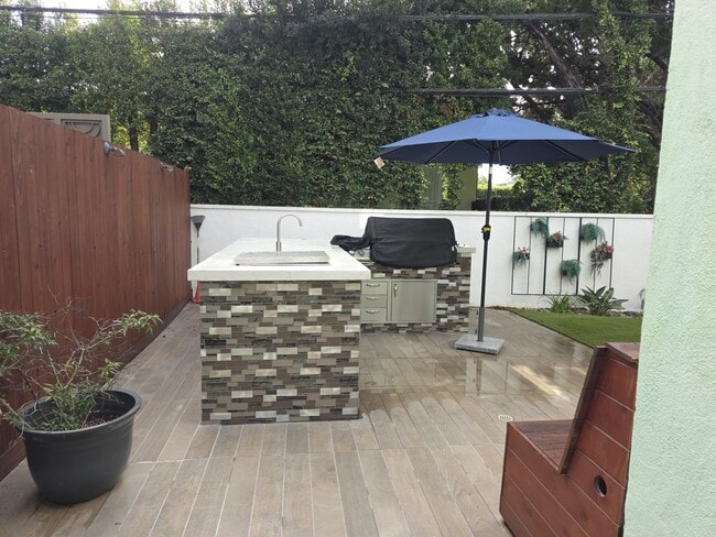 shared bbq - 3004 Kelton Ave