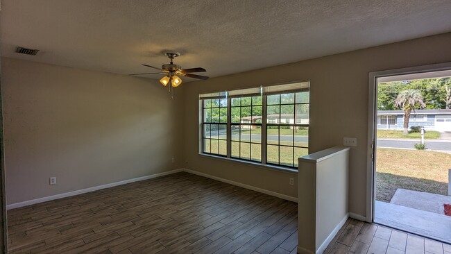 Building Photo - 2128 La Valle Dr