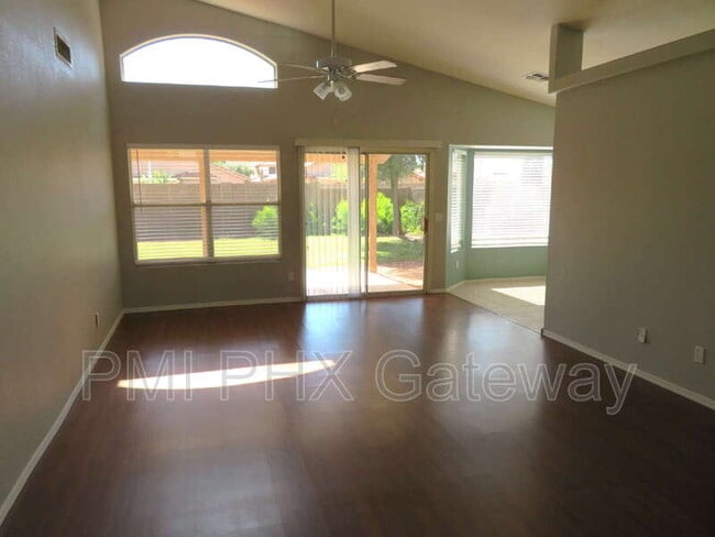 Foto del edificio - 1331 W Butler Dr