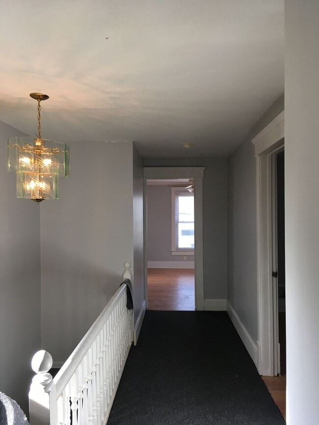 Building Photo - Spacious 3 Bedroom and 1.5 Bath