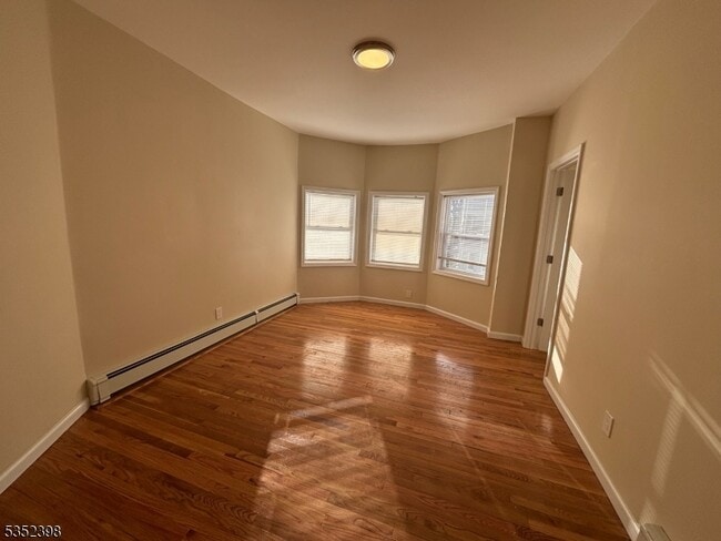 Foto del edificio - 42 Maple Ave
