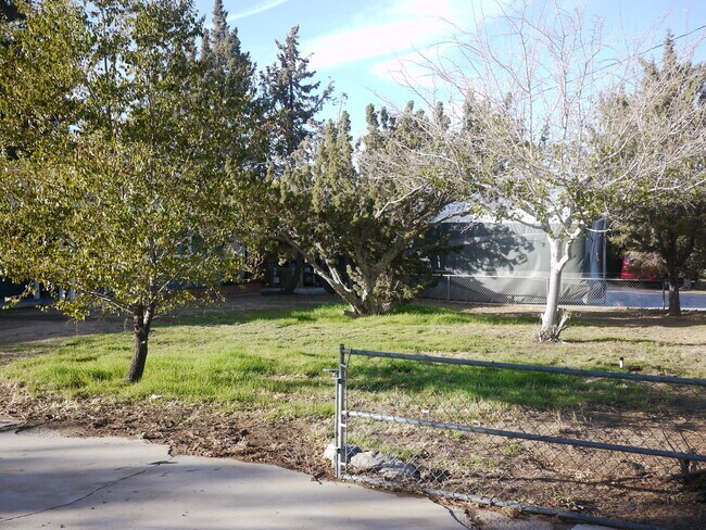 Building Photo - Charming 2-Bed, 1.5-Bath Home with 2-Car G...