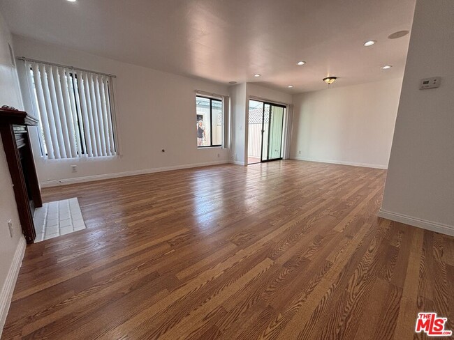 Foto del edificio - 10574 Sunland Blvd