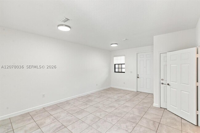 Building Photo - 125 SE 34th Terrace