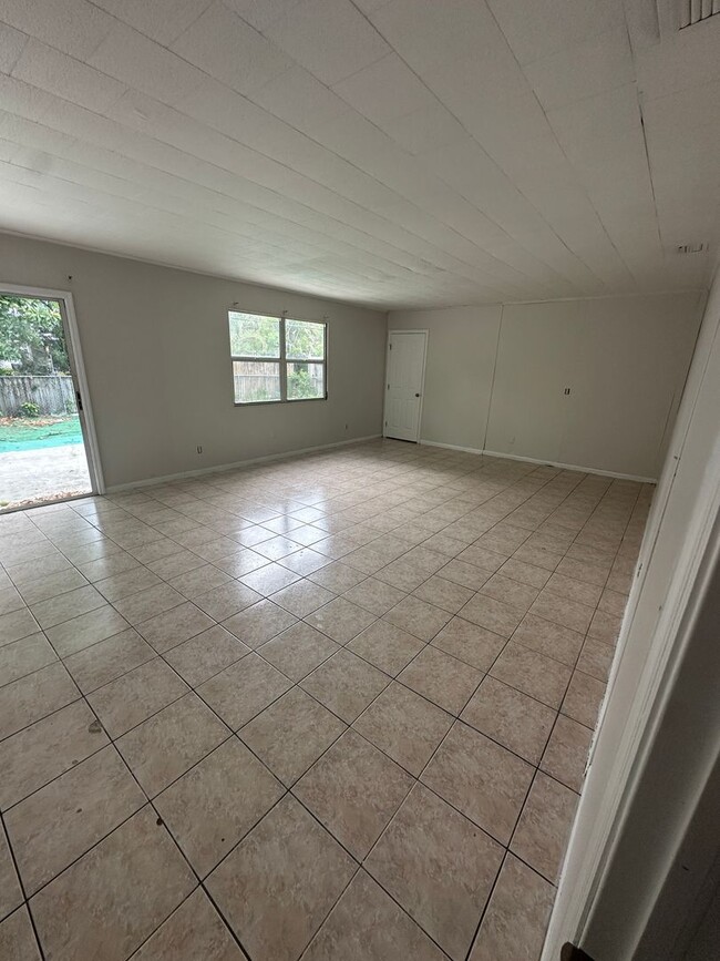 Building Photo - Come see this beautiful 4/2 single family ...
