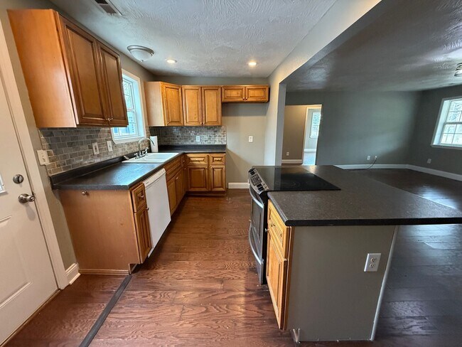 Foto del edificio - Spacious 3 Bedroom 2 Bathroom Home Available NOW!