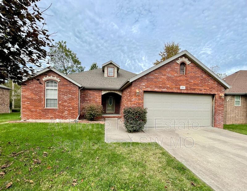 891 W Chestnut Bend Cir, Nixa, MO 65714 House for Rent in Nixa, MO