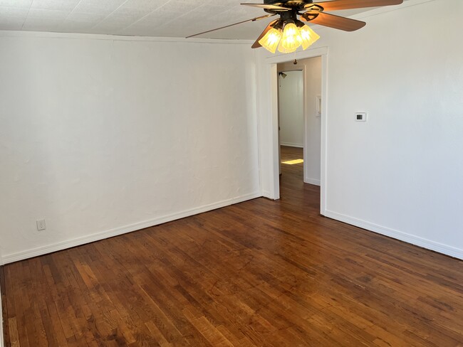 Foto del edificio - 1102 E 7th St