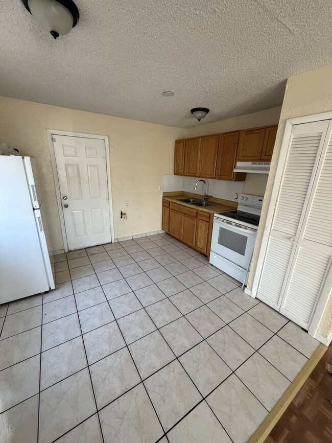 Building Photo - 320 Blanco Ct