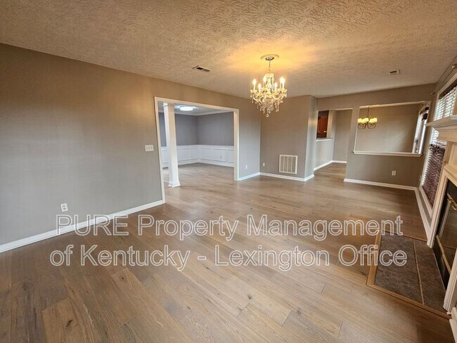 Foto del edificio - 528 Newbury Way