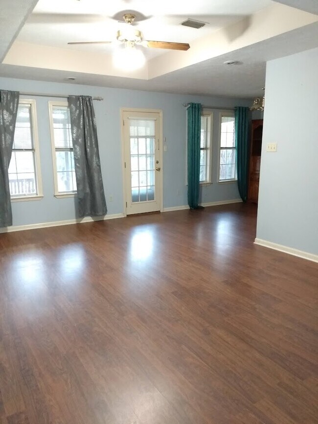 Building Photo - 2140 Cedar Oaks Dr