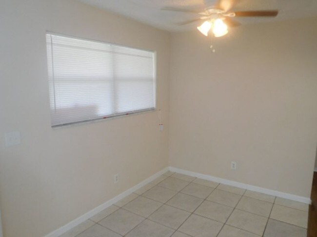 Building Photo - 4571 SW 26th St