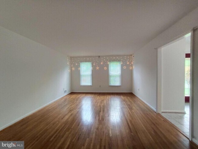 Foto del edificio - 8835 Tuckerman Ln