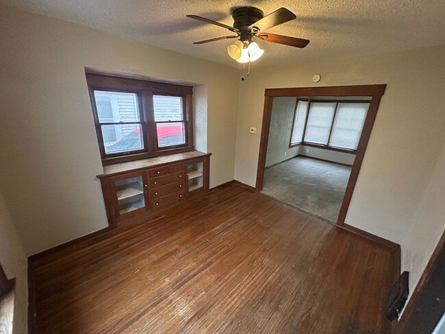 Building Photo - Charming 3-bed, 1-bathroom house located in North End Toledo, OH.
