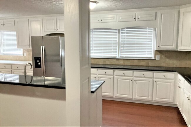 Foto del edificio - 5138 Lake Forest Dr Se