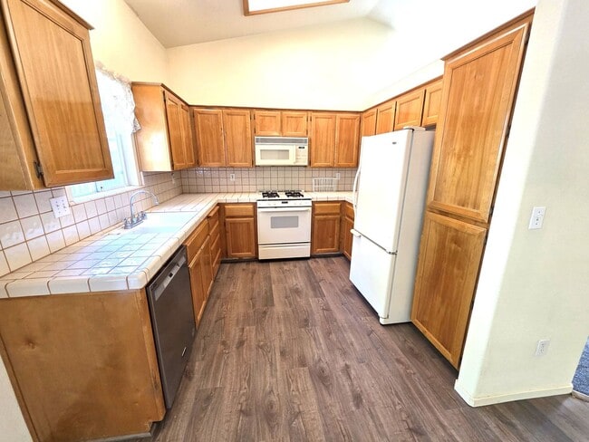 Building Photo - Immaculate 3 Bedroom 2 Bath Home