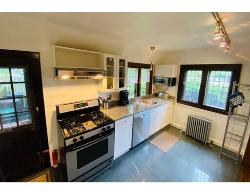 Building Photo - 84 Garden St