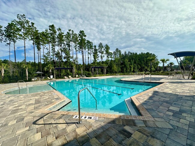 Building Photo - Like New 2/2 Townhome in St Johns County