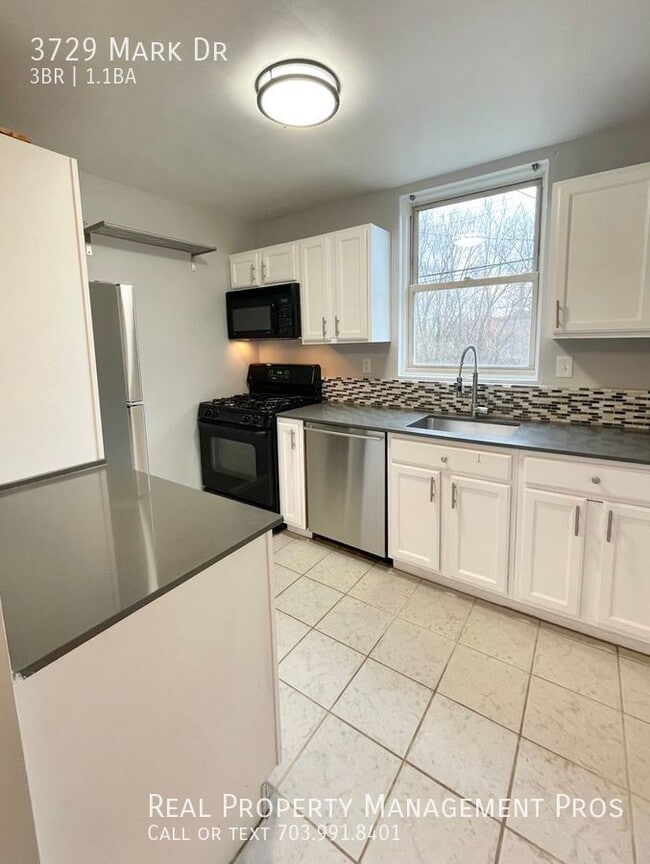 Building Photo - Sunny Brick Rowhouse! minutes from Histori...