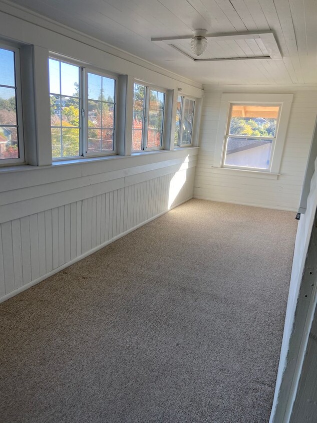 Foto principal - Spacious West Petaluma 2 BR/1BA Duplex Ava...