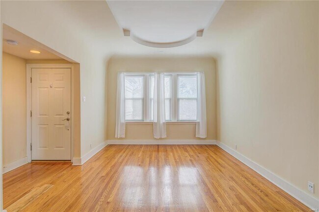 Foto del edificio - 7739 Kingsbury Blvd