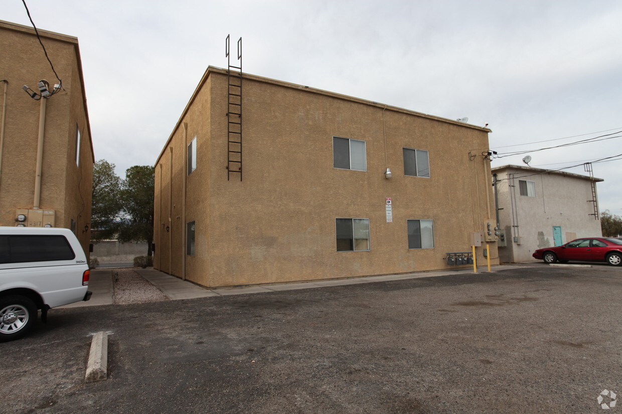 Building Photo - Charleston Heights