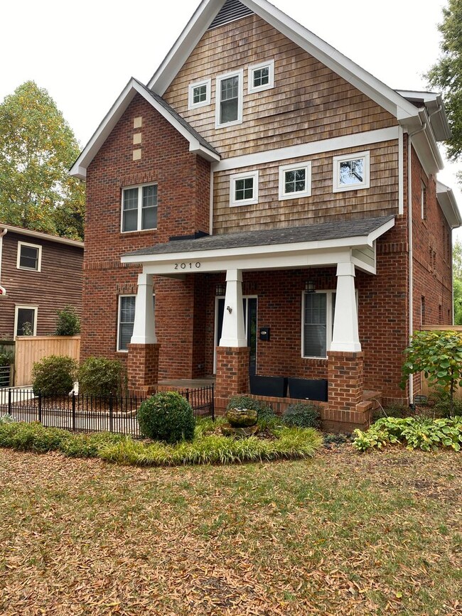 Building Photo - Four Bedroom Home w/Garage in Chantilly