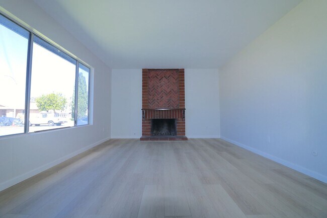 Building Photo - Come check out this 2/2 house in Mira Mesa...